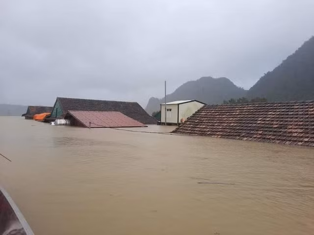 Mưa lũ, sạt lở đất từ ngày 6/10 đến ngày 25/10 tại các tỉnh miền Trung, Tây Nguyên đã làm 130 người chết, 18 người mất tích. Trong đó, 3 tỉnh có số người chết nhiều nhất là: Quảng Trị 50 người, Thừa Thiên Huế 31 người, Quảng Bình 19 người.