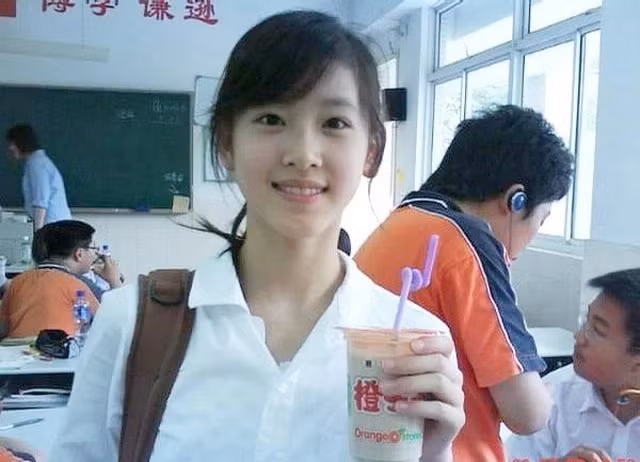 Con đường học vấn đáng nể của nữ tỷ phú trẻ nhất Trung Quốc - 3