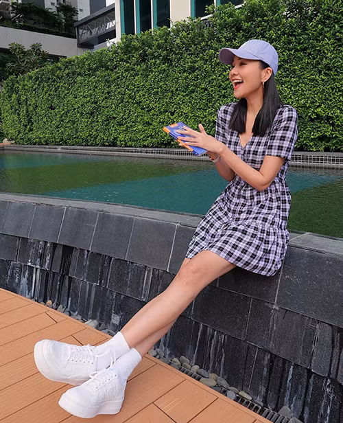 Váy ca rô kiểu dáng đơn giản của Thanh Hằng không chỉ giúp người mặc hack dáng mà còn khiến họ trẻ trung hơn tuổi. Mix cùng thiết kế đầm liền thân này, phái đẹp có thể sử dụng các mẫu giày thể thao tông trắng, đen hoặc tím lilac để mix màu ăn ý.