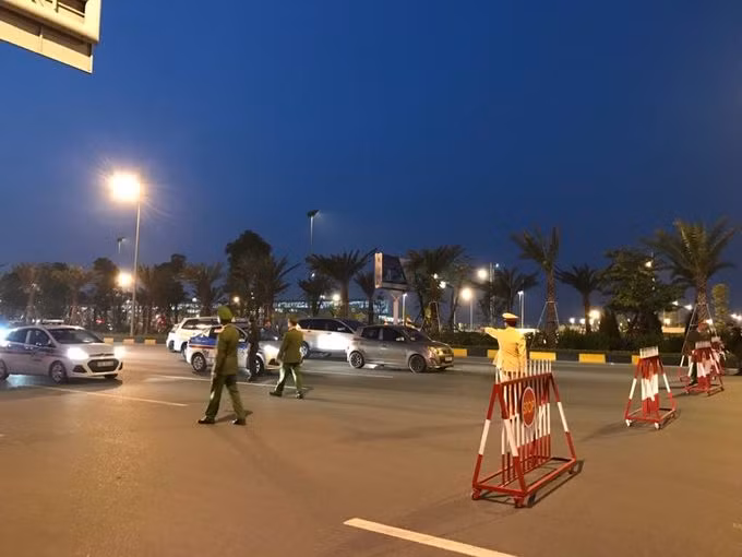 Tổng thống Donald Trump đặt chân đến Hà Nội