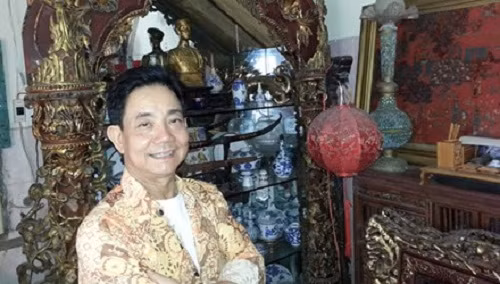 Ông Cường bên những món đồ cổ.