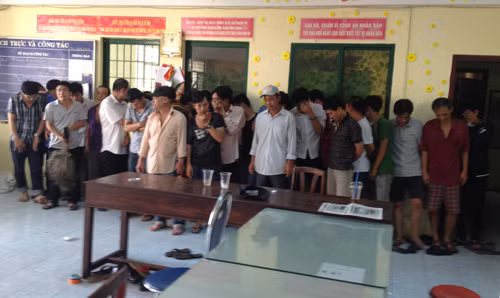 Các con bạc tại cơ quan điều tra. Ảnh: Quốc Thắng.