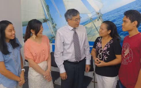 Ông Trần Đức Cảnh và chị Nguyễn Hương Quỳnh Trang cùng phụ huynh và học sinh lớp 10 trường chuyên Trần Đại Nghĩa
