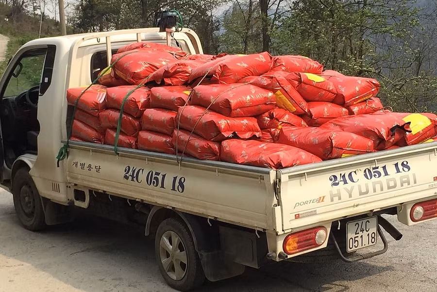 Xe chở thức ăn cho cá của gia đình anh Sỹ. Anh ước tính mỗi ngày mất 5 triệu để duy trì vựa cá. Ảnh: Nhân vật cung cấp.