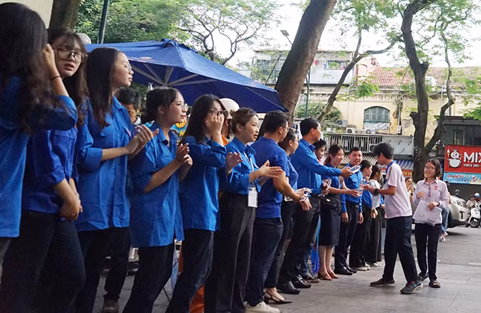 Đây là lực lượng quan trọng để điều tiết giao thông tại các địa điểm thi khi đứng thành những "hàng rào xanh" chào đón thí sinh hoặc phân luồng giao thông. Hơn 4.000 thanh niên tình nguyện tiếp sức kỳ thi tuyển sinh lớp 10 ở Hà Nội
