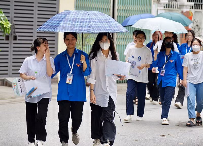 Những chiếc ô che nắng cùng nhiều câu chuyện dọc đường giúp thí sinh vui vẻ bước vào phòng thi. Hơn 4.000 thanh niên tình nguyện tiếp sức kỳ thi tuyển sinh lớp 10 ở Hà Nội