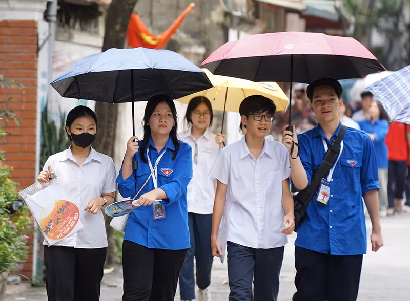 Lực lượng thanh niên này thuộc Hội Sinh viên Việt Nam Thành phố Hà Nội sẽ hỗ trợ thí sinh và người nhà trong 2 ngày cao điểm 8-9/6. Hơn 4.000 thanh niên tình nguyện tiếp sức kỳ thi tuyển sinh lớp 10 ở Hà Nội