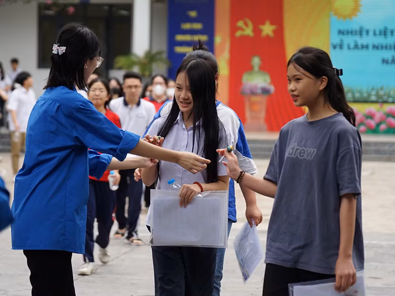 Nhiều món quà nhỏ cũng được các bạn thanh niên tình nguyện trao tận tay thí sinh khi vừa bước ra khỏi phòng thi. Hơn 4.000 thanh niên tình nguyện tiếp sức kỳ thi tuyển sinh lớp 10 ở Hà Nội