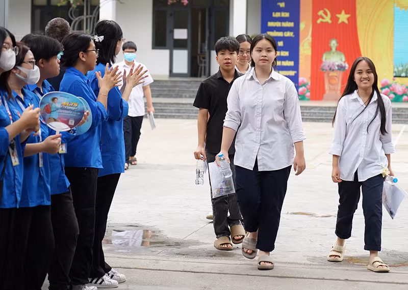 Những tiếng vỗ tay không ngớt dành cho thí sinh cả lúc chuẩn bị vào phòng thi lẫn khi rời phòng thi. Hơn 4.000 thanh niên tình nguyện tiếp sức kỳ thi tuyển sinh lớp 10 ở Hà Nội
