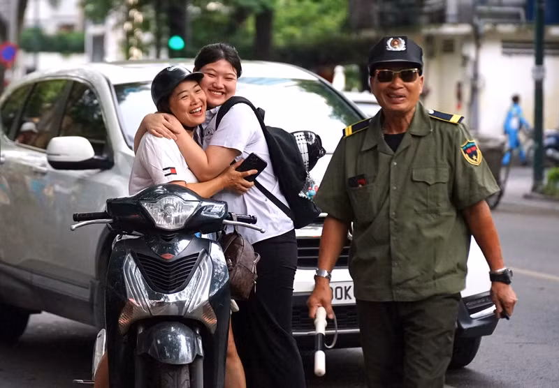 Tuy nhiên, vẻ rạng ngời và tự tin vẫn xuất hiện trên gương mặt thí sinh trước khi bước vào phòng thi. Thí sinh Hà Nội hào hứng bước vào kỳ thi tuyển sinh lớp 10