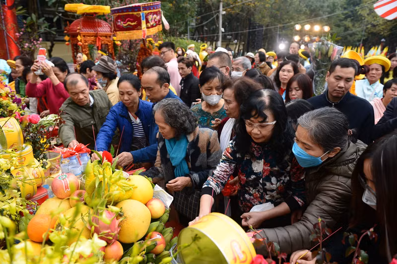 Lễ hội tôn vinh, tưởng nhớ công lao to lớn của Hoàng đế Quang Trung - Nguyễn Huệ cùng nghĩa quân Tây Sơn đã anh dũng chiến đấu chống giặc ngoại xâm. Hàng nghìn người dự lễ kỷ niệm 235 năm Chiến thắng Ngọc Hồi - Đống Đa