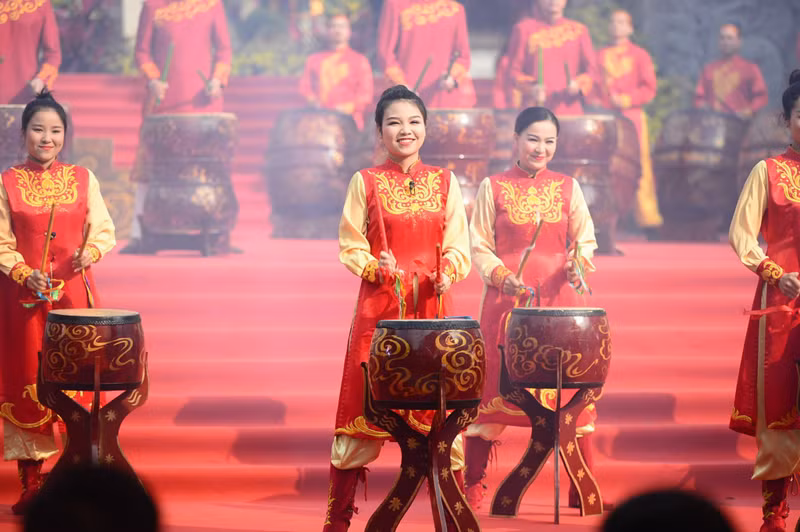 Màn trống khai hội vang rền với tiết mục múa rồng khiến cho không khí lễ hội càng thêm phần náo nhiệt. Hàng nghìn người dự lễ kỷ niệm 235 năm Chiến thắng Ngọc Hồi - Đống Đa