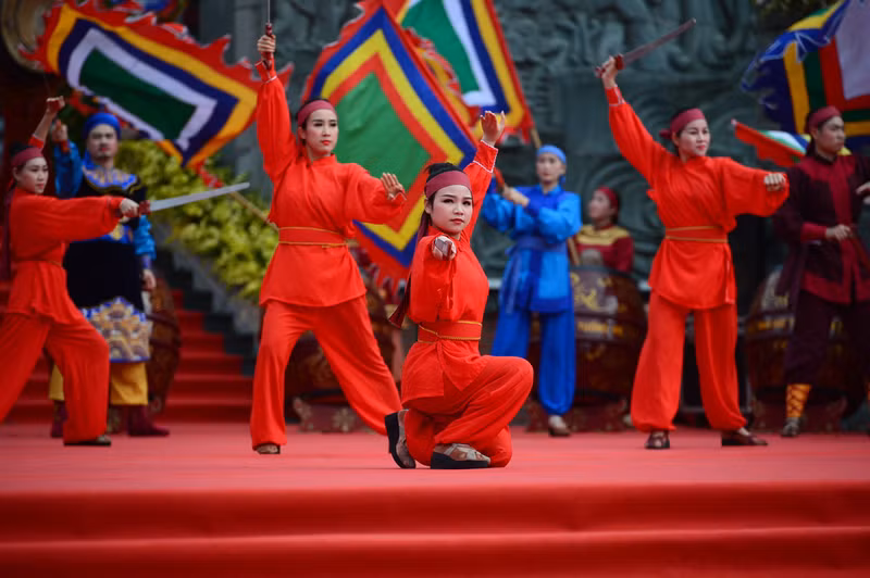 Phần biểu diễn nghệ thuật tạo nên không khí hào hùng, tôn vinh tinh thần dân tộc. Hàng nghìn người dự lễ kỷ niệm 235 năm Chiến thắng Ngọc Hồi - Đống Đa