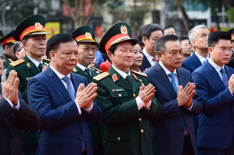 Tham dự buổi lễ có Bí thư Thành uỷ Hà Nội Đinh Tiến Dũng và Chủ tịch UBND TP Hà Nội Trần Sỹ Thanh cùng nhiều lãnh đạo Sở, Ban, ngành của Hà Nội. Hàng nghìn người dự lễ kỷ niệm 235 năm Chiến thắng Ngọc Hồi - Đống Đa