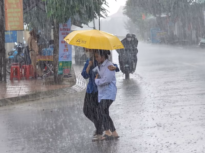 Đội quân áo xanh dầm mưa, đội nắng che ô cho sĩ tử trước những diễn biến bất thường của thời tiết trong các buổi thi. Những hình ảnh đẹp của 'sắc xanh' tình nguyện