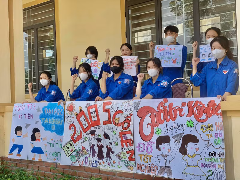 Các pano, khẩu hiệu được trang trí ngộ nghĩnh giải tỏa bớt áp lực cho thí sinh trước buổi thi. Những hình ảnh đẹp của 'sắc xanh' tình nguyện