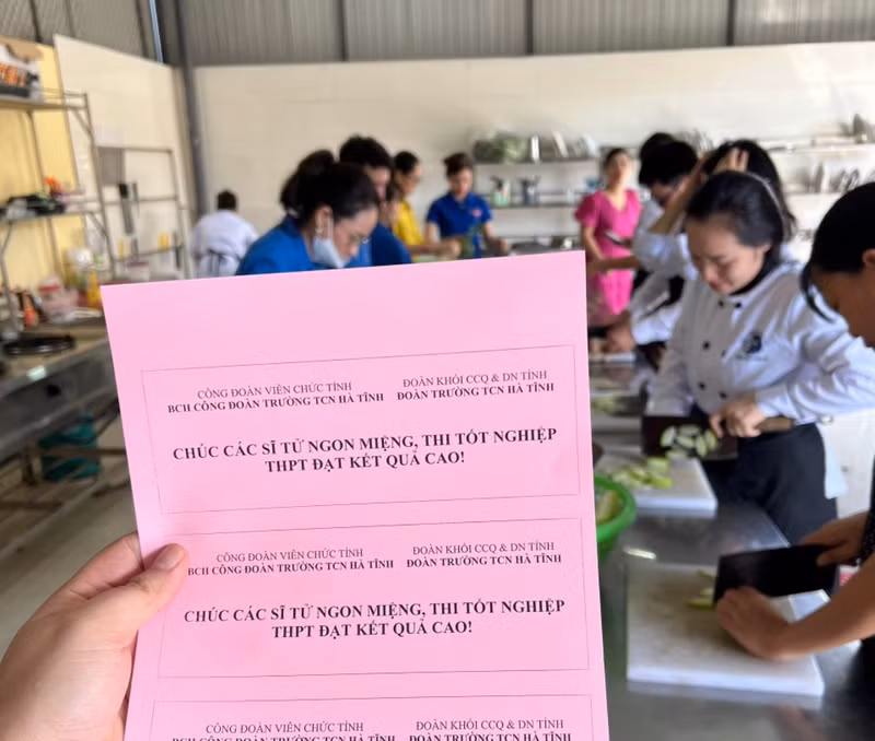 Mỗi suất ăn còn kèm theo những lời động viên nhắn gửi đến các sĩ tử. Những hình ảnh đẹp của 'sắc xanh' tình nguyện