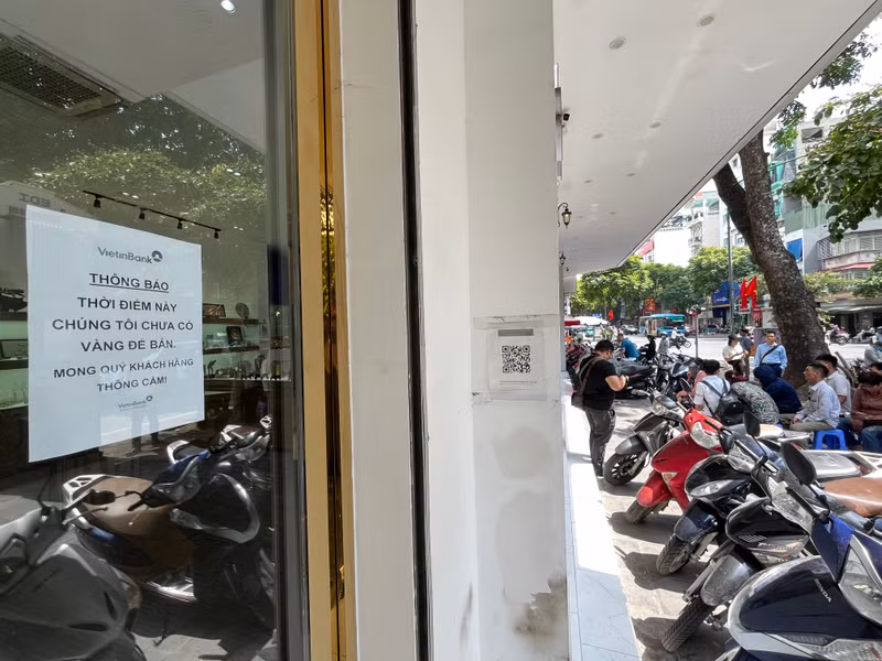Chiều nay (3/6), các ngân hàng được phép bán vàng đã chính thức mở bán tới tay người dân. Hà Nội: Ngân hàng bán vàng bình ổn giá, 'phố vàng'… vắng hoe