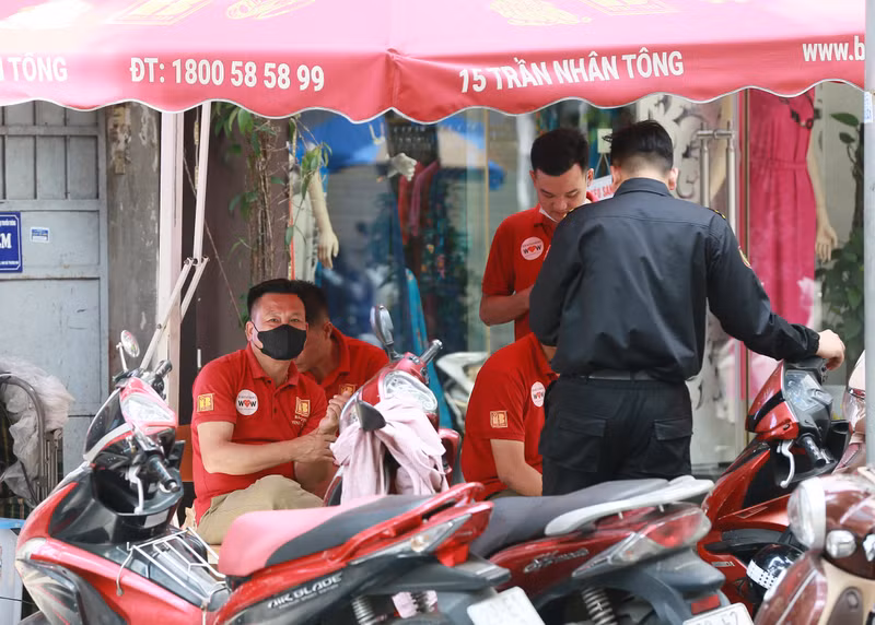 Trước thời điểm nhà nước bán vàng, lượng khách hàng tới các cửa hàng vàng chủ yếu là bán để thay đổi kênh đầu tư an toàn. Hà Nội: Ngân hàng bán vàng bình ổn giá, 'phố vàng'… vắng hoe