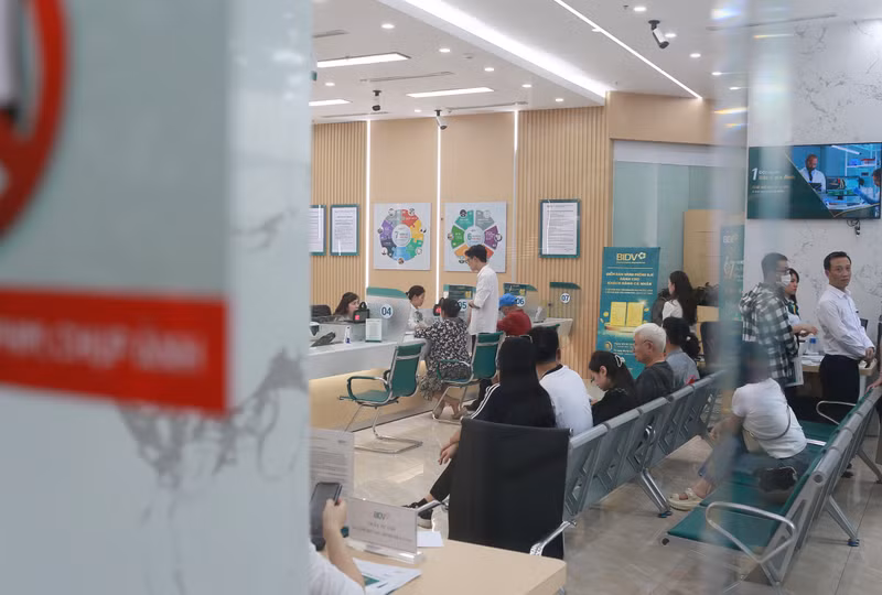Các ngân hàng đã phải mở các quầy giao dịch vàng riêng để tránh làm ảnh hưởng tới những khách hàng khác. Hà Nội: Ngân hàng bán vàng bình ổn giá, 'phố vàng'… vắng hoe