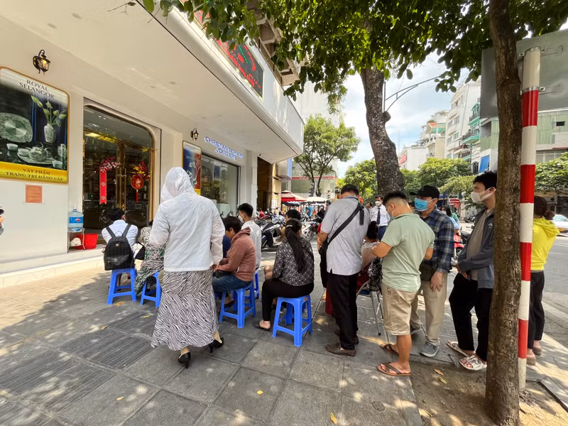 Ngay từ đầu giờ chiều, người dân tại Hà Nội đã đội nắng xếp hàng chờ mua vàng tại các điểm giao dịch vàng của nhà nước. Hà Nội: Ngân hàng bán vàng bình ổn giá, 'phố vàng'… vắng hoe