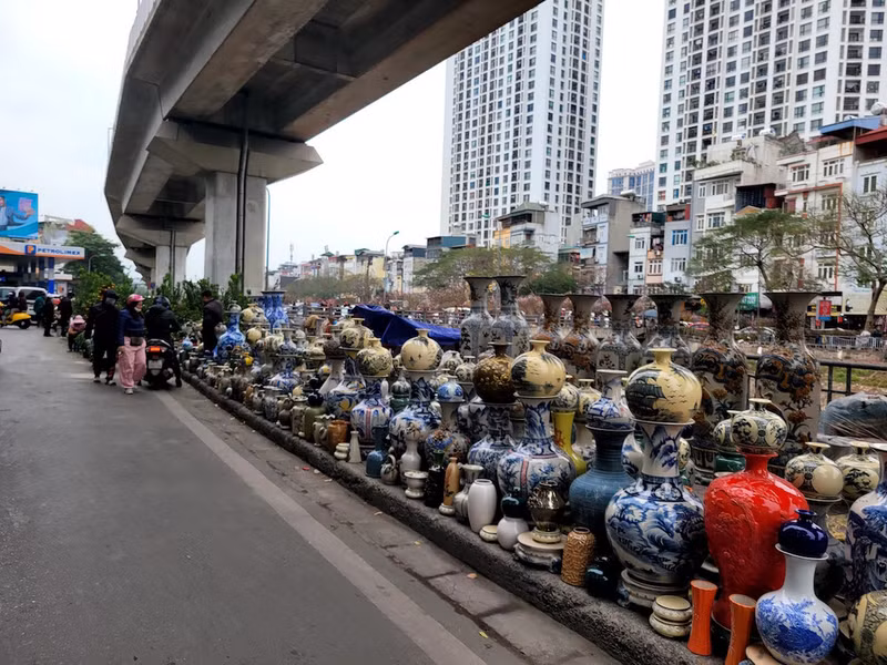 Không chỉ người buôn đào, quất mà những tiểu thương buôn bán các loại bình hoa cũng đứng ngồi không yên, vì số lượng bán ra rất chậm. Chợ đào quất ế ẩm ngày cận Tết, tiểu thương ngán ngẩm bán đồng giá