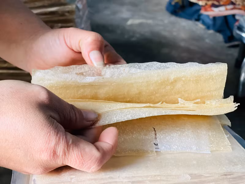 Bánh đa nem không chỉ được ưa chuộng tại thị trường Hà Tĩnh mà còn được bán ở nhiều thị trường lớn trong nước như Hà Nội, Cần Thơ, Đà Nẵng, TP Hồ Chí Minh... Làng nghề làm bánh đa nem ở Hà Tĩnh chạy đua với Tết