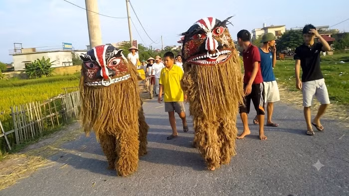 Hình ảnh sư tử được làm từ sợi đay, mo cau, dây mây trong dịp Trung thu tại làng Búng.