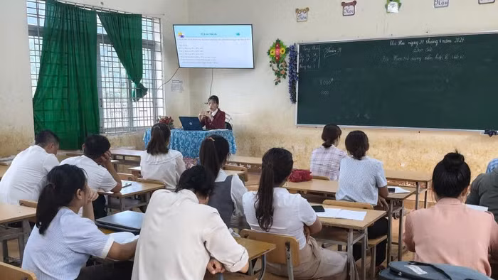 Một buổi tập huấn của thầy, cô Trường Tiểu học - THCS Vừ A Dính (Lâm Đồng).