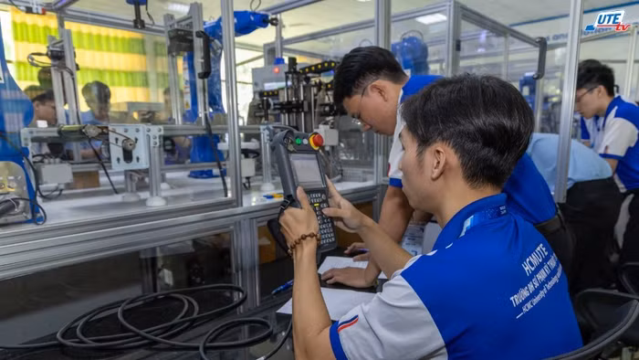 Sinh viên Trường Đại học Công nghệ Kỹ thuật TPHCM tham gia cuộc thi công nghệ. Ảnh: UTE - KTX - ĐHQG