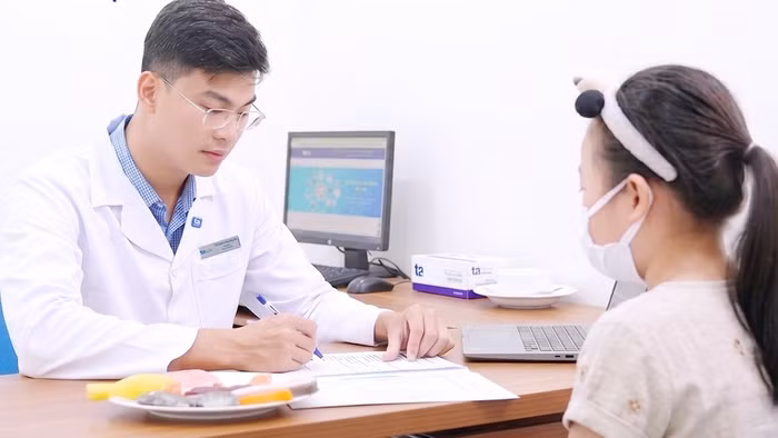 TS.BS Trần Quyền An tư vấn dinh dưỡng và xây dựng phác đồ điều trị cá thể hóa cho bệnh nhi thừa cân, béo phì. Ảnh: Bệnh viện Đa khoa Tâm Anh