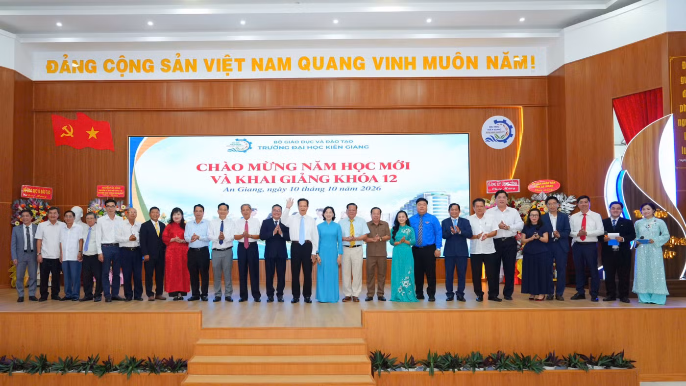 Nguyên Thủ tướng Chính phủ Nguyễn Tấn Dũng cùng các đại biểu chụp ảnh lưu niệm.