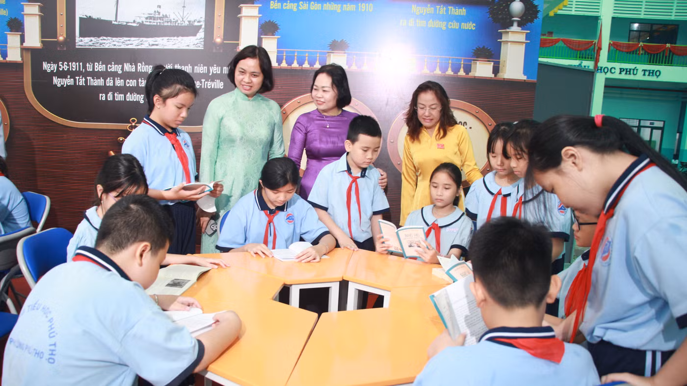 Học sinh Trường Tiểu học Phú Thọ đọc sách tại "Không gian văn hoá Hồ Chí Minh" của trường.
