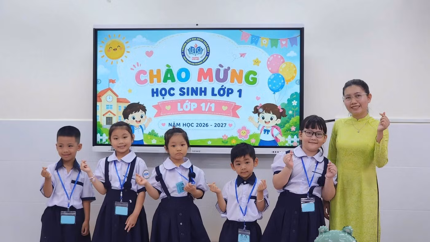 Học sinh Trường Tiểu học Đặng Trần Côn (phường Vĩnh Hội, TPHCM) tựu trường năm học mới.