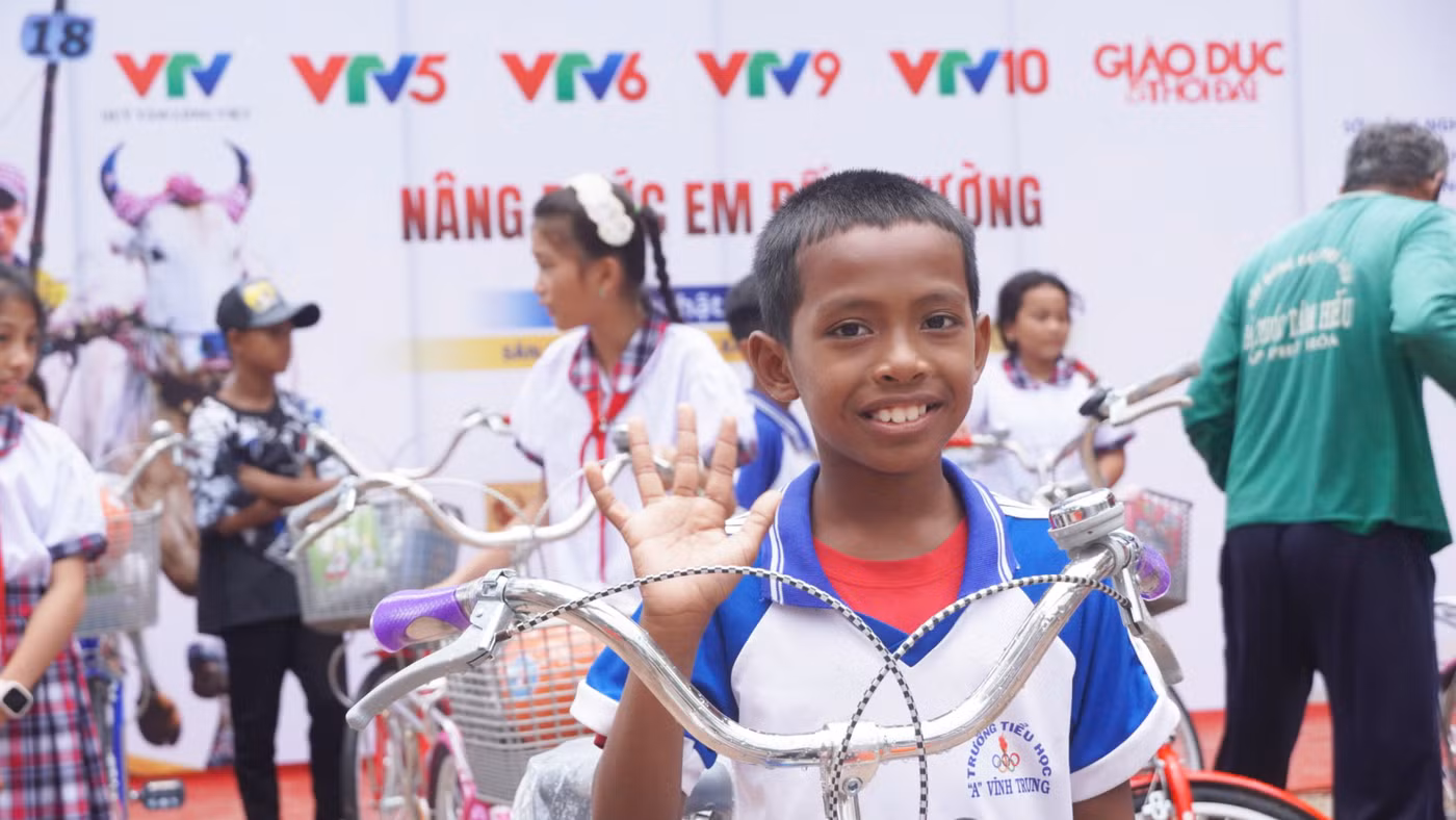 Háo hức đón xe mới, học sinh vùng biên An Giang thêm động lực đến trường. Ảnh: YP.
