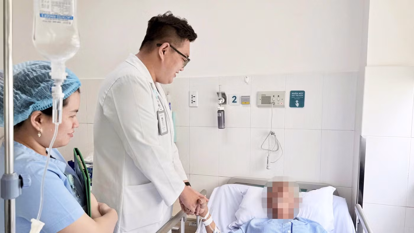 Bác sĩ thăm khám cho bệnh nhân.