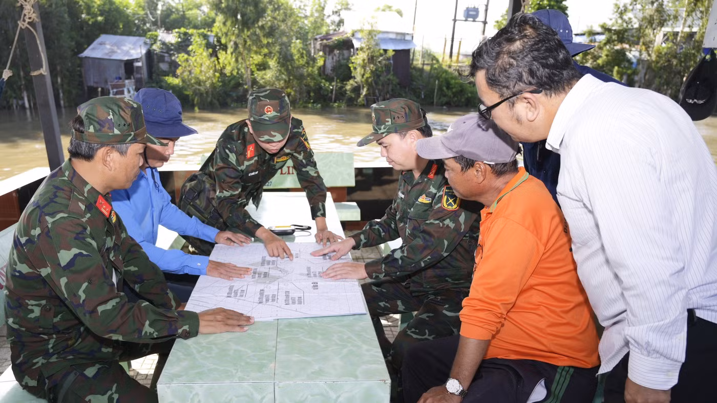 Đoàn công tác tiến hành khảo sát thực địa đối chiếu địa hình, xác minh những vị trí nghi có mộ liệt sĩ.