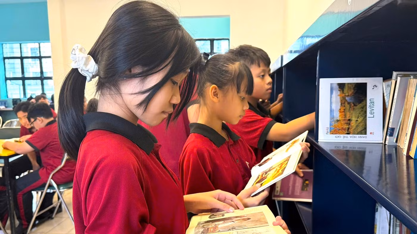Học sinh Trường THCS Hoàng Hoa Thám đọc sách tại thư viện.