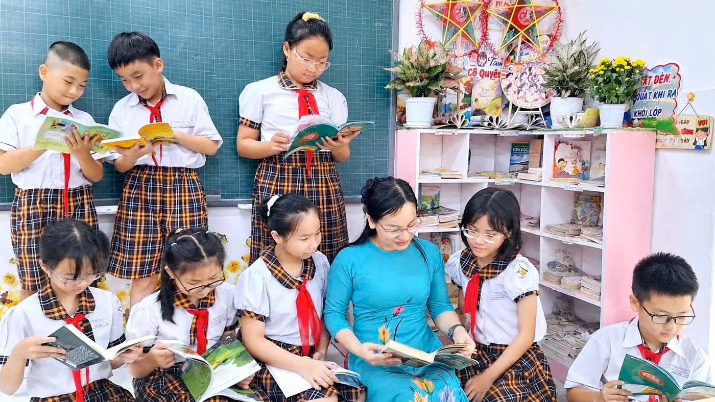 Cô trò Trường Tiểu học Trần Thị Bưởi đọc sách tại "Thư viện xanh" của lớp mình.