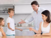 Đằng sau những đứa trẻ không nghe lời thường ẩn chưa những nguyên nhân từ gia đình. (Ảnh: ITN).