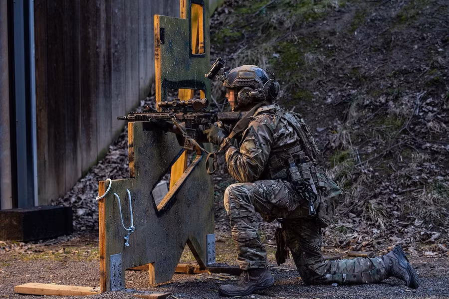 soldat-10-yi-grupy-spetspryznachennya-z-karabinom-urgi-m4a1-na-poligoni-beblingenfoto-usareur.jpg