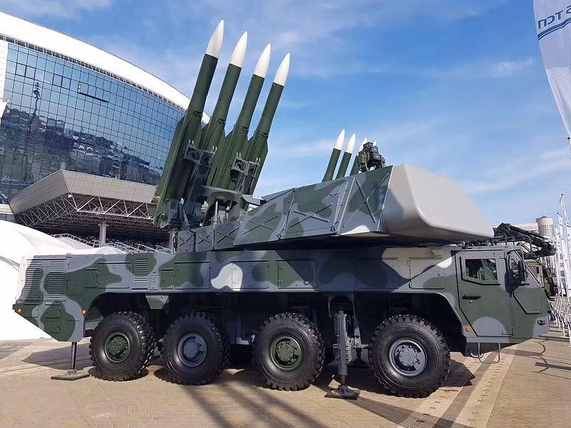 samohidna-vogneva-ustanovka-9a318k-zrk-buk-m3bk-na-shasi-mzkt-692250-z-zkr-9m38mb.jpg