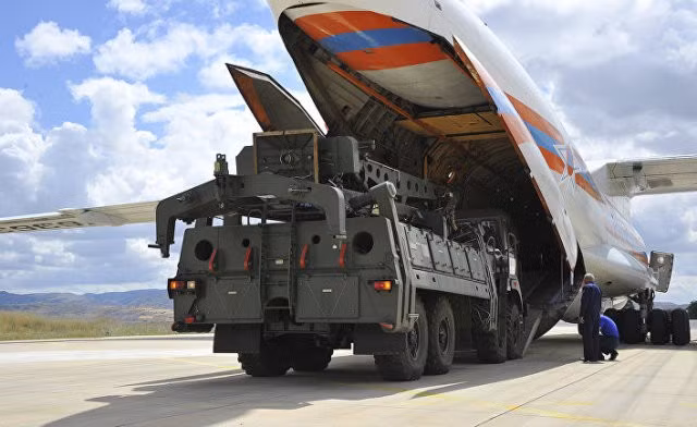 rossiiskii-transportnyi-samolet-perevozyashii-sistemy-pvo-s-400-v-voennom-aeroportu-9ujdpsjc-1602845221t.jpg