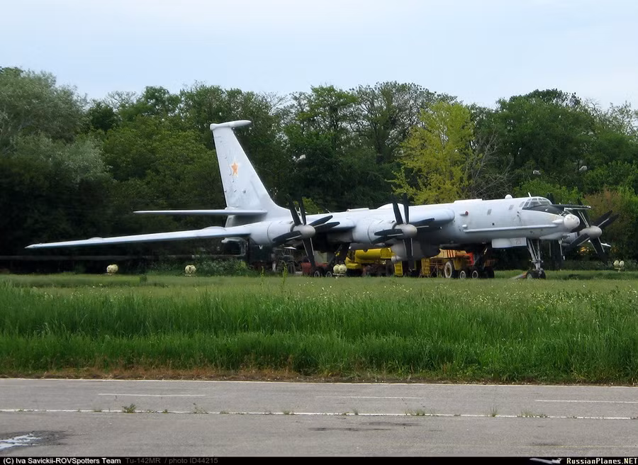 Máy bay Tu-142MR mang số hiệu đuôi "25 đỏ" tại thời điểm năm 2011. 