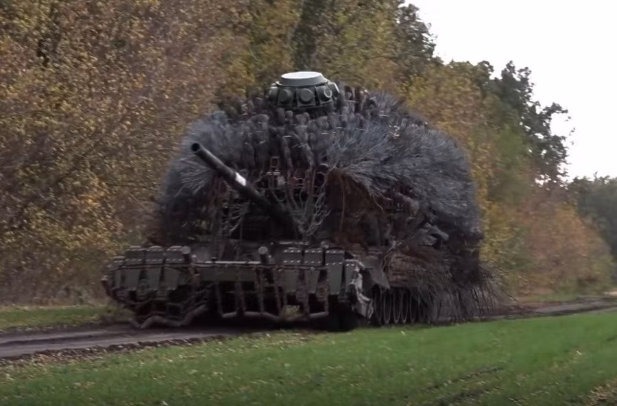 Xe tăng T-72B3 trở thành 'nhím kim loại' khổng lồ