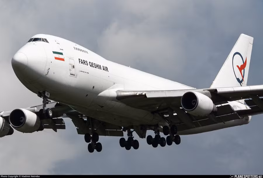 Máy bay Boeing 747-281F EP-FAB của hãng hàng không Fars Air Qeshm đang bay trên bầu trời sân bay Sheremetyevo, Moskva. 