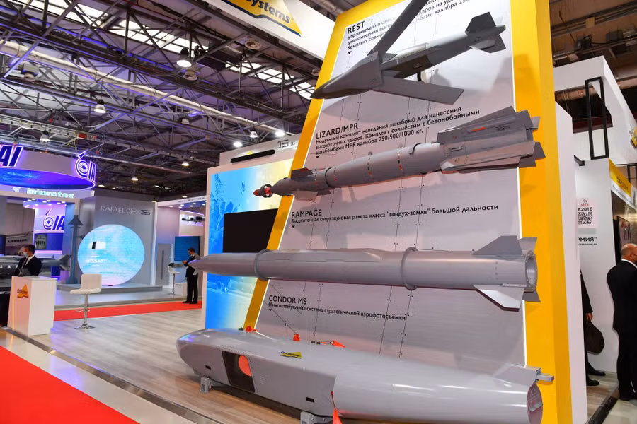 ilham-aliyev-viewed-the-4th-adex-and-13th-securex-caspian-exhibitions-38.jpg