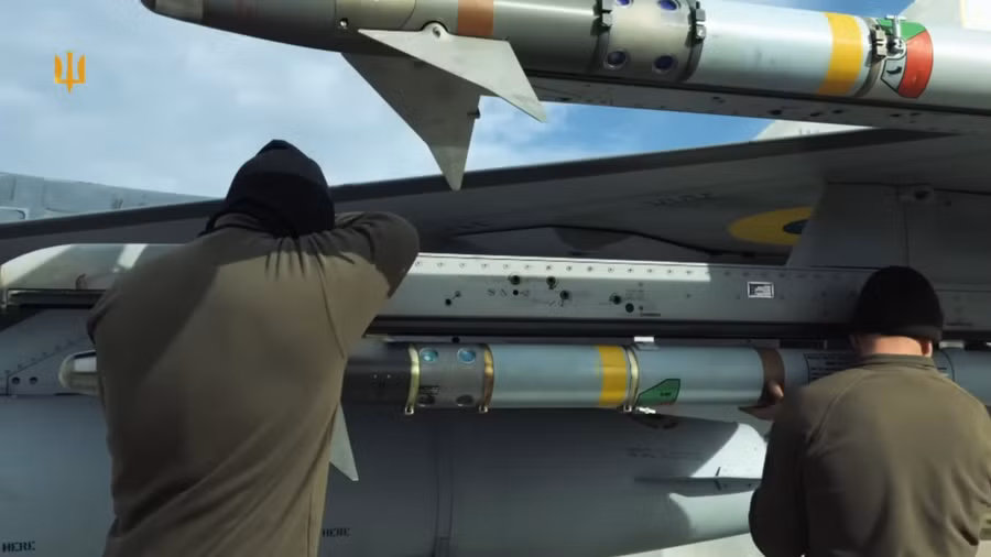 aviatsijni-tehniky-pidvishuyut-raketu-maloyi-dalnosti-aim-9-na-ukrayinskyj-f-16-stop-kadr-z-video-povitryanyh-syl.png