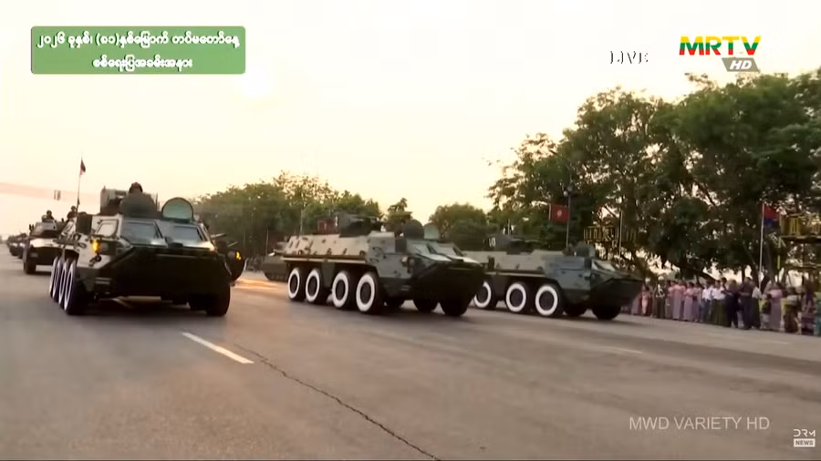 btr-4-na-paradi-u-m-nmistop-kadr-z-video-drm-news.png