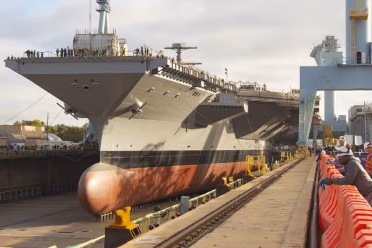avianosets-uss-john-f-kennedy-cvn-79-pered-zapovnennyam-suhogo-doku-vodoyu.jpg